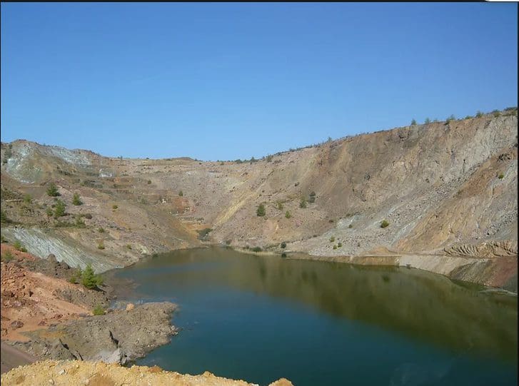 A lake in the middle of an open area.