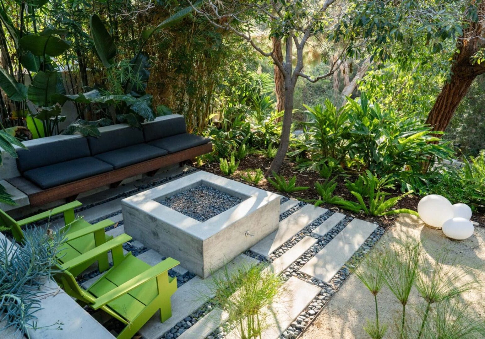 A fire pit in the middle of a garden.